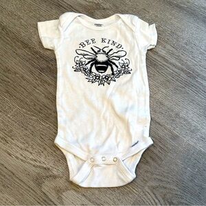 NWOT Gerber Organics Bee Bodysuit